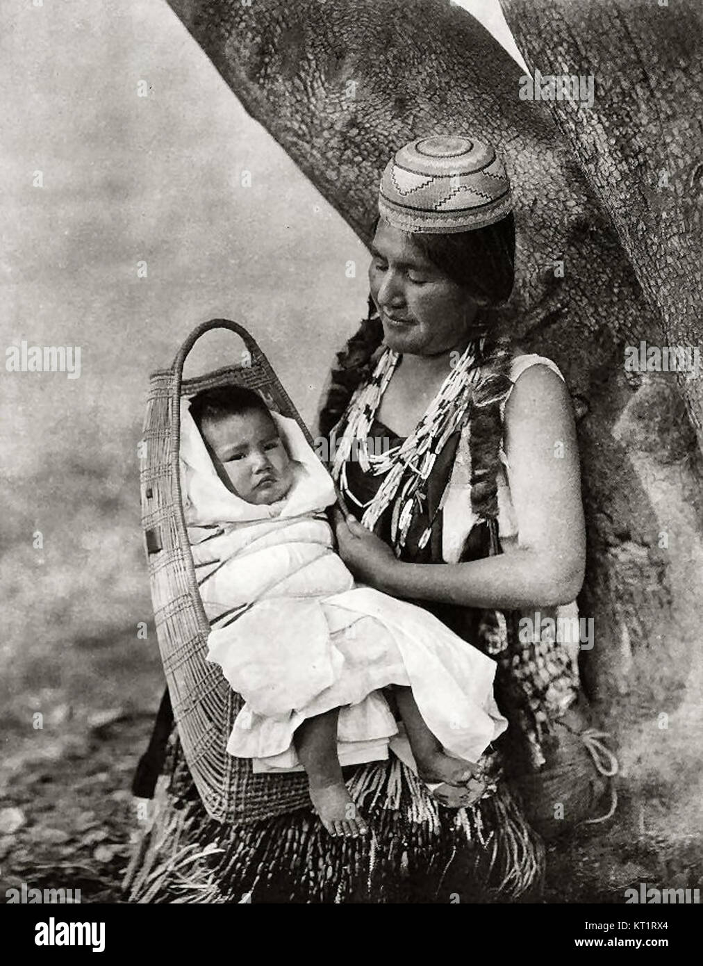 Questa immagine fa parte della collezione Edward S. Curtis, che mostra i nativi americani. Curtis, un famoso fotografo all'inizio del XX secolo, catturò la vita, la cultura e le tradizioni di varie tribù native americane negli Stati Uniti. Foto Stock