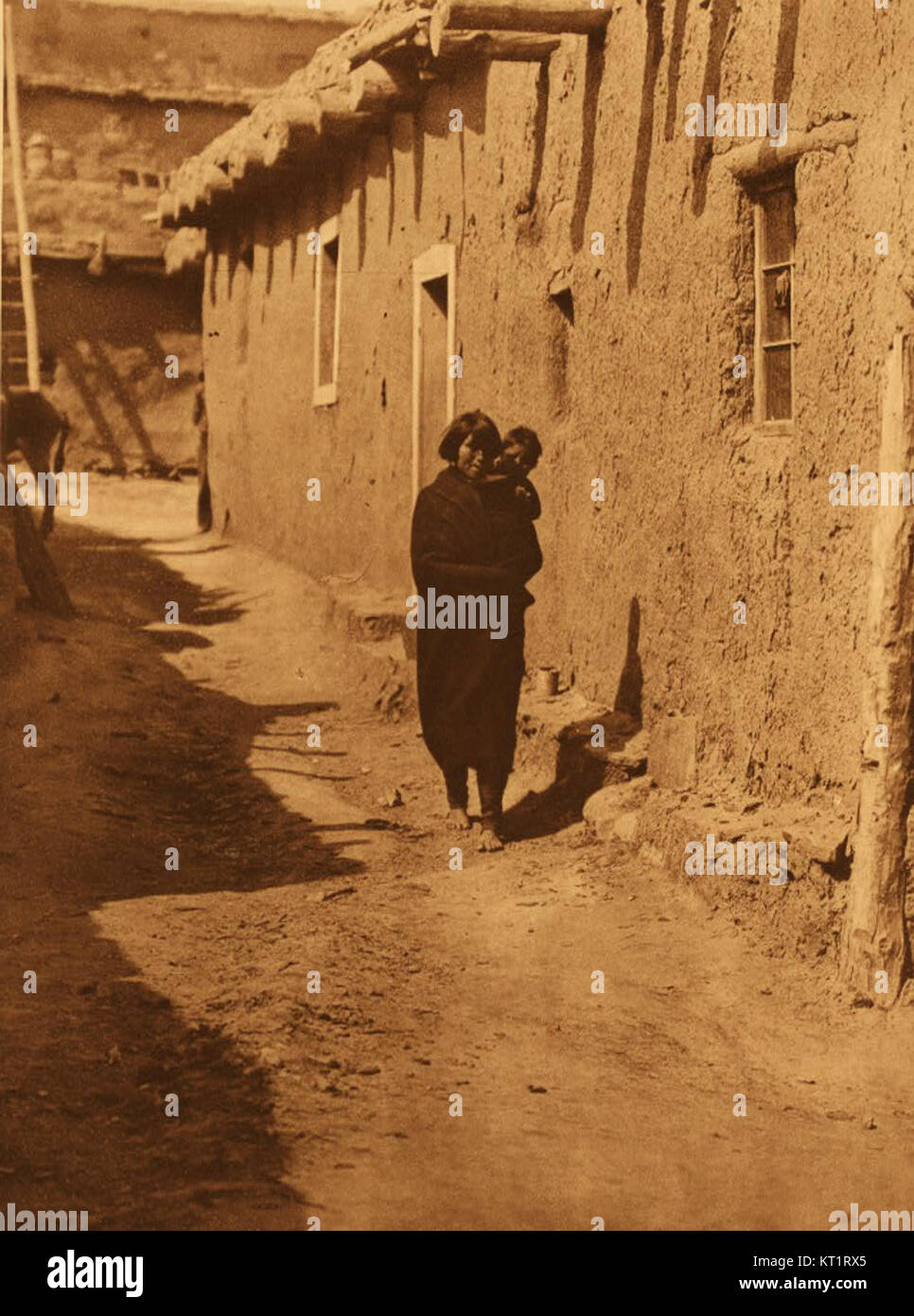 La collezione di Edward S. Curtis presenta ritratti e immagini dei nativi americani, catturando il loro patrimonio culturale e le loro tradizioni. Le sue opere sono significative nel documentare la vita delle comunità indigene in Nord America. Foto Stock