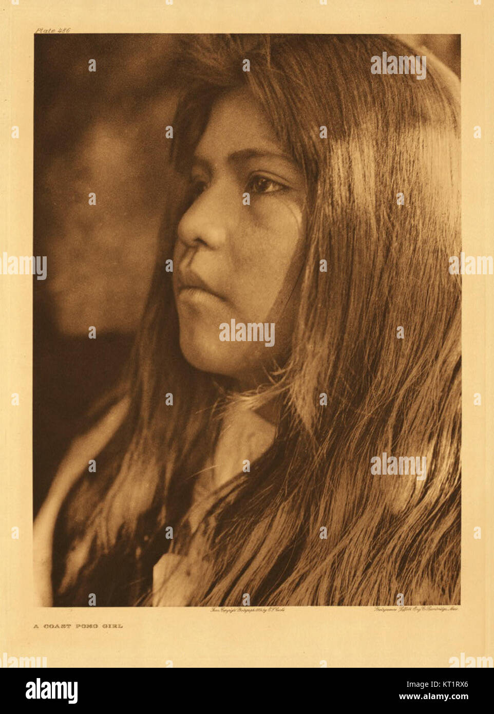 Edward S. Curtisâ€™ Collection, 'People 028', fa parte del suo più ampio corpus fotografico che documenta le tribù dei nativi americani, catturando la ricchezza culturale e la vita quotidiana delle popolazioni indigene. Foto Stock