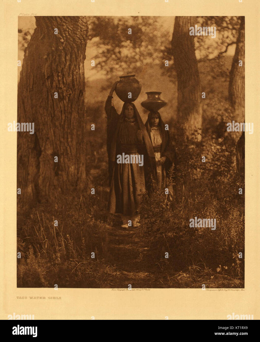 La collezione di Edward S. Curtis, 'People 061', fa parte del suo ampio lavoro fotografico che documenta le tribù dei nativi americani all'inizio del XX secolo, mostrando la loro cultura, le loro tradizioni e la loro vita quotidiana. Foto Stock