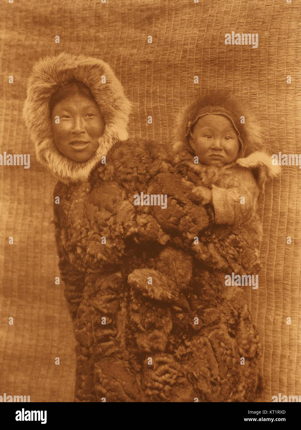 Edward S. Curtis è stato un pioniere fotografo americano noto per la sua ampia documentazione sulla vita dei nativi americani all'inizio del XX secolo. Questa immagine fa parte della sua collezione che mostra i popoli indigeni. Foto Stock