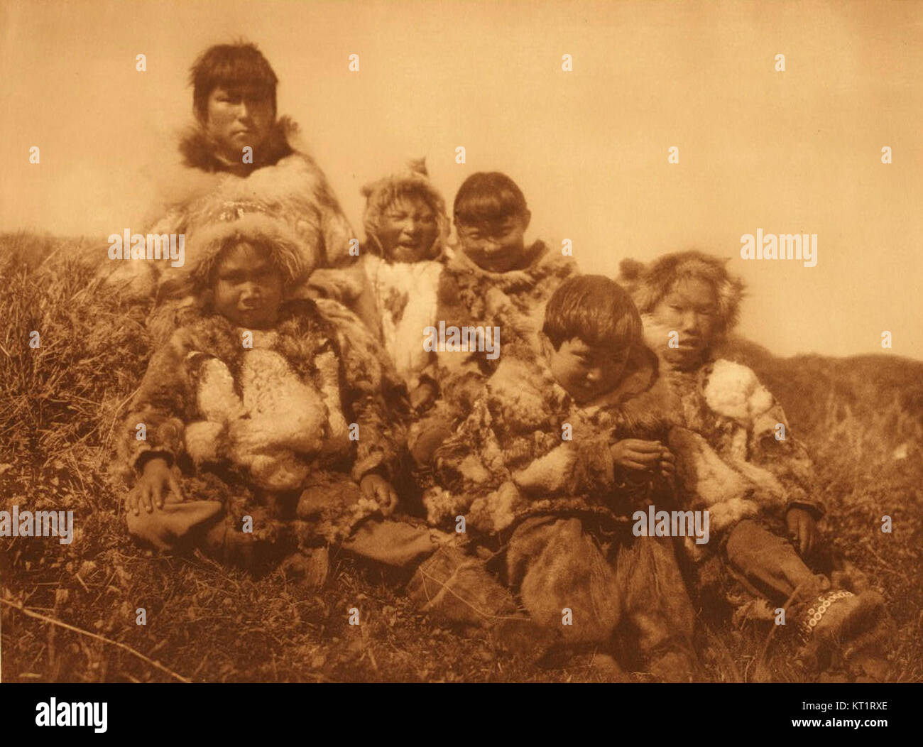 Edward S. Curtis, un fotografo dei primi anni del XX secolo, è noto per la sua documentazione completa sulle tribù dei nativi americani attraverso la sua fotografia. Questa collezione specifica presenta ritratti e rappresentazioni culturali degli indigeni dei suoi viaggi. Foto Stock