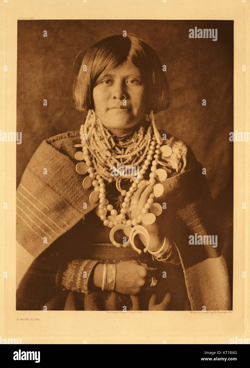 Fotografia tratta dalla Edward S. Curtis Collection, che mostra un individuo nativo americano in un abbigliamento tradizionale. Il lavoro di Curtis è noto per documentare le culture indigene nell'America dei primi anni del XX secolo. Foto Stock