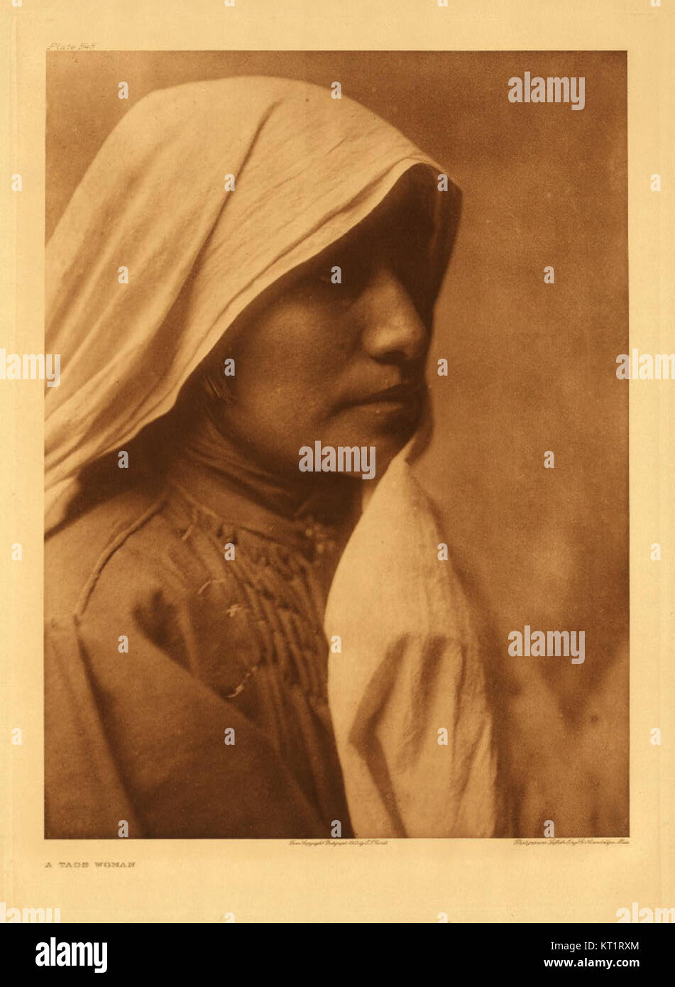 Questa immagine della Edward S. Curtis Collection cattura un soggetto dei nativi americani, mostrando l'arte e l'approccio etnografico che Curtis ha usato nella sua documentazione sulla vita dei nativi americani all'inizio del XX secolo. Foto Stock