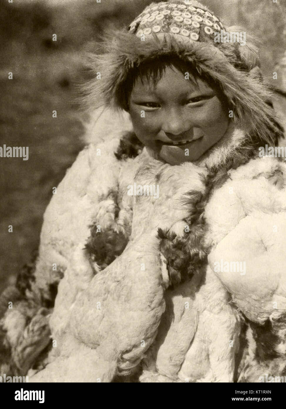 La collezione di Edward S. Curtis, *People 017*, fa parte della sua serie che documenta le culture dei nativi americani. Questa fotografia cattura la dignità e le tradizioni dei popoli indigeni all'inizio del XX secolo. Foto Stock