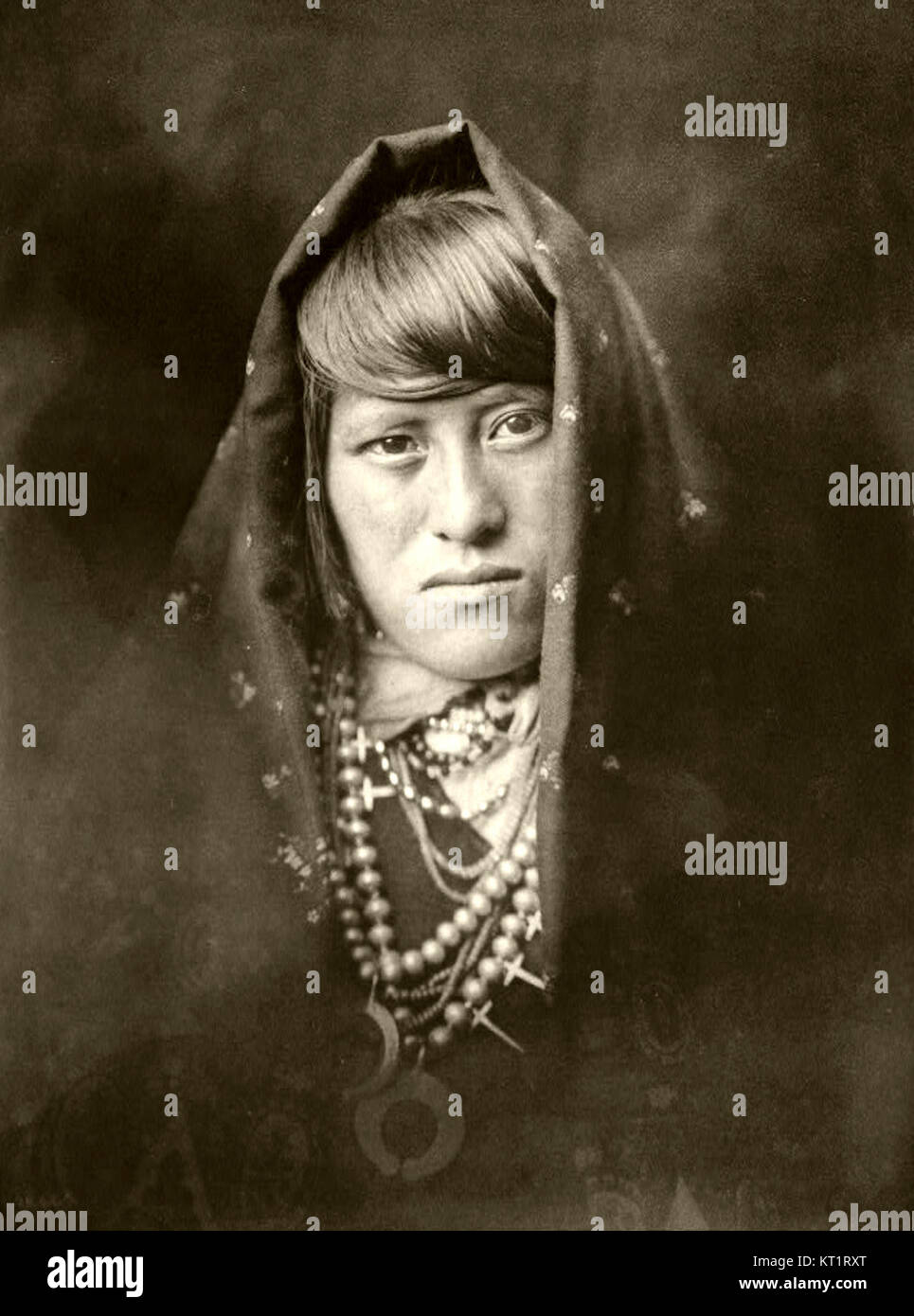 La Edward S. Curtis Collection include fotografie della vita dei nativi americani, catturando ritratti e scene tradizionali. L'immagine 055 mostra le diverse culture dei popoli indigeni del Nord America durante l'inizio del XX secolo. Foto Stock