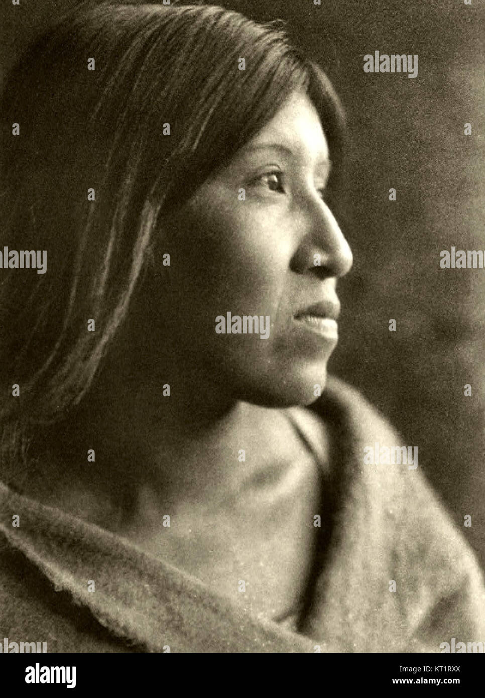 Questa immagine fa parte della Edward S. Curtis Collection, che documenta la vita e la cultura dei nativi americani all'inizio del XX secolo. Le fotografie di Curtis sono rinomate per il loro valore artistico e antropologico, catturando le vite dei popoli indigeni in tutto il Nord America. Foto Stock