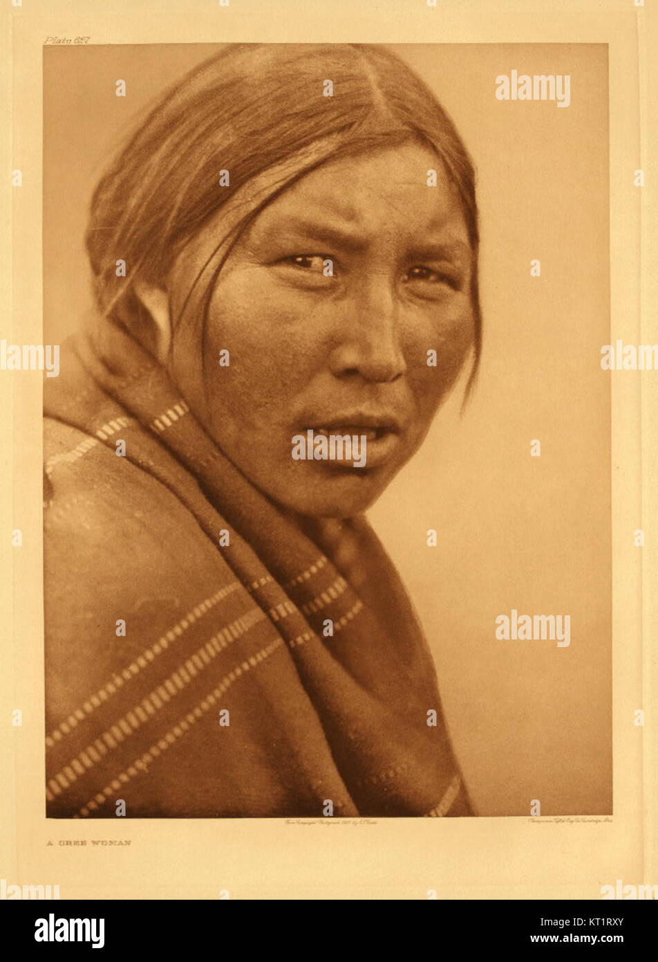 Fotografia ritratto dalla Edward S. Curtis Collection, raffigurante individui nativi americani in abbigliamento tradizionale. Foto Stock