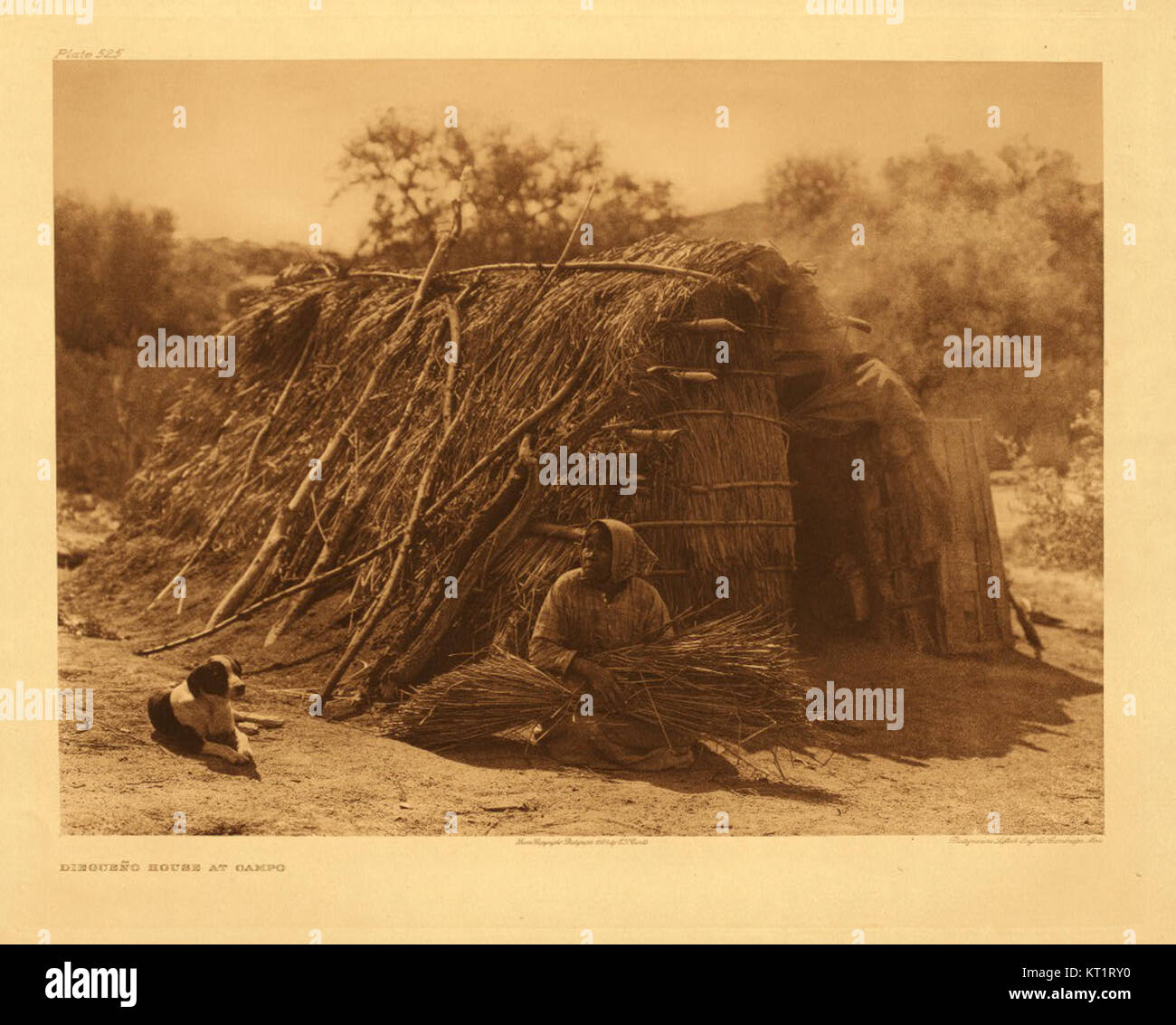 La Edward S. Curtis Collection presenta una serie di fotografie che documentano la vita dei nativi americani all'inizio del XX secolo. Questa particolare immagine cattura un momento nel tempo, mostrando le pratiche culturali e le tradizioni dei popoli indigeni. Foto Stock