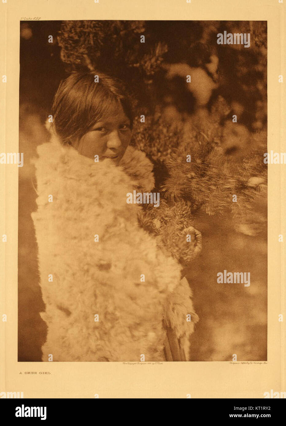 Edward S. Curtis era un fotografo ed etnologo americano noto per le sue immagini di nativi americani. Questa fotografia fa parte della sua vasta collezione che cattura la vita quotidiana, i costumi e le tradizioni delle comunità indigene in tutto il Nord America all'inizio del XX secolo. Foto Stock