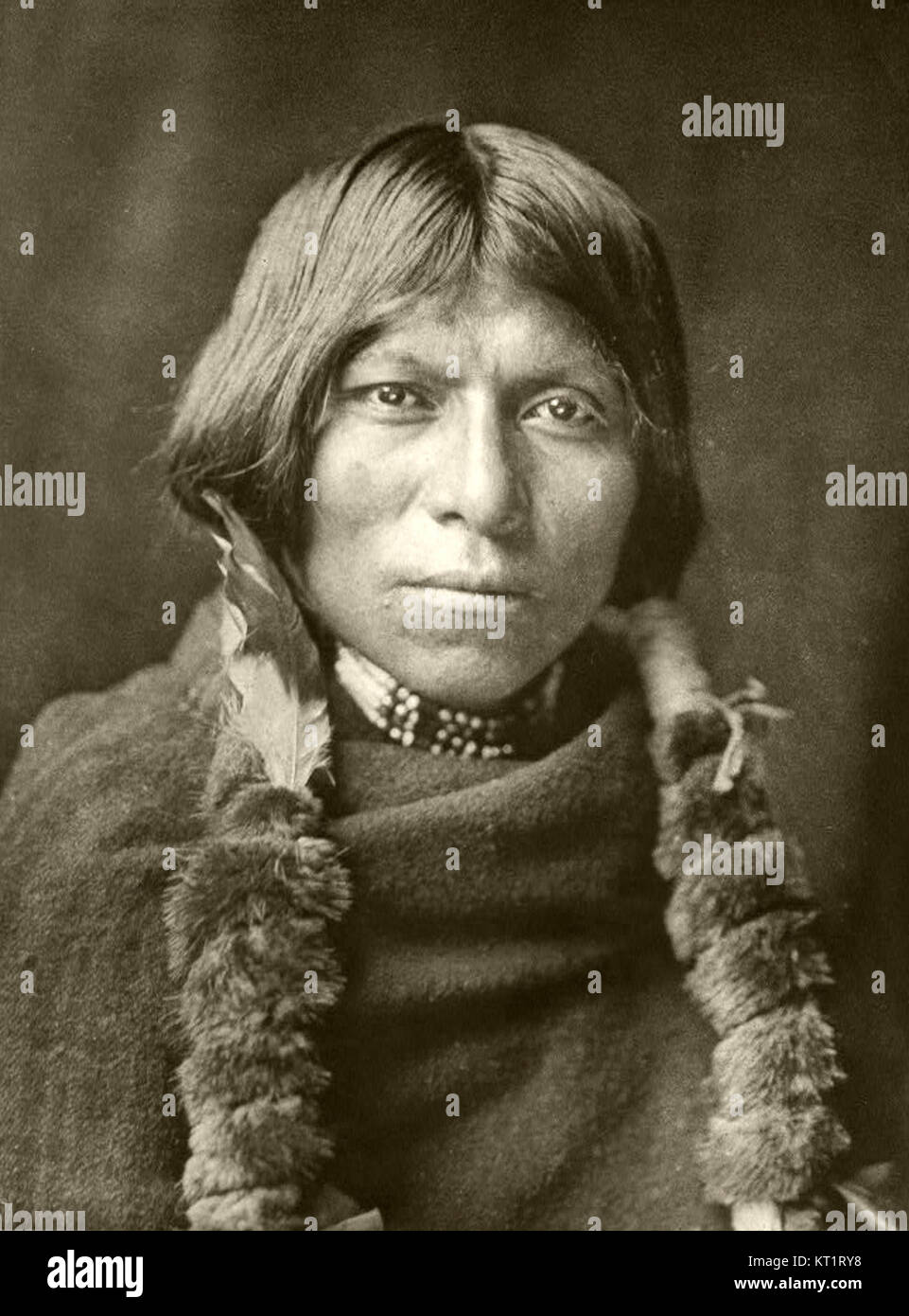 Il lavoro fotografico di Edward S. Curtis cattura i popoli indigeni del Nord America, documentando le loro vite, culture e tradizioni. Questa particolare immagine, tratta dalla collezione, offre una rappresentazione storica della vita dei nativi americani. Foto Stock