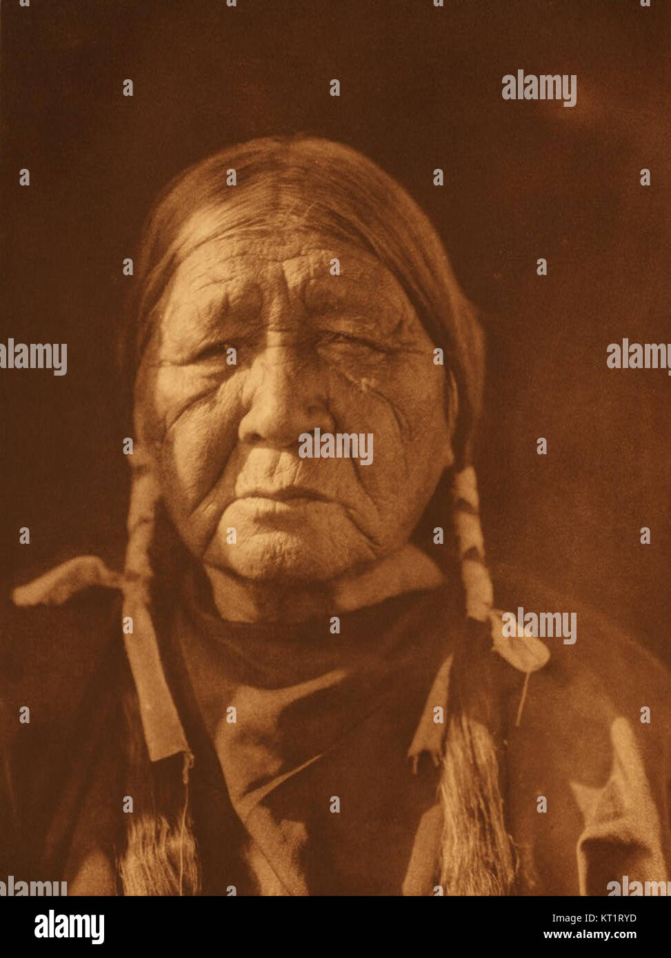 Questa fotografia della Edward S. Curtis Collection mostra i nativi americani, catturando la loro cultura e la loro vita quotidiana all'inizio del XX secolo. Il lavoro di Curtis è fondamentale per documentare il patrimonio indigeno americano. Foto Stock