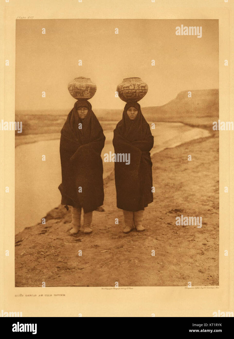 Questa immagine fa parte della Edward S. Curtis Collection, che mostra individui nativi americani. Curtis è noto per il suo lavoro pionieristico nel documentare i popoli indigeni, catturandone la cultura e le tradizioni. Foto Stock