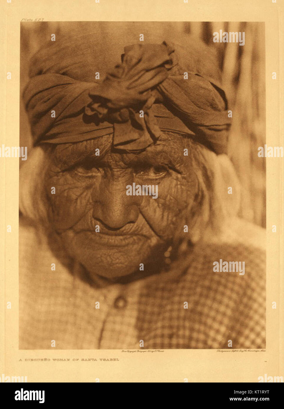 Edward S. Curtis, un famoso fotografo, ha catturato questa immagine come parte della sua collezione che documenta la cultura dei nativi americani. La foto riflette le tradizioni e lo stile di vita dei popoli indigeni. Foto Stock