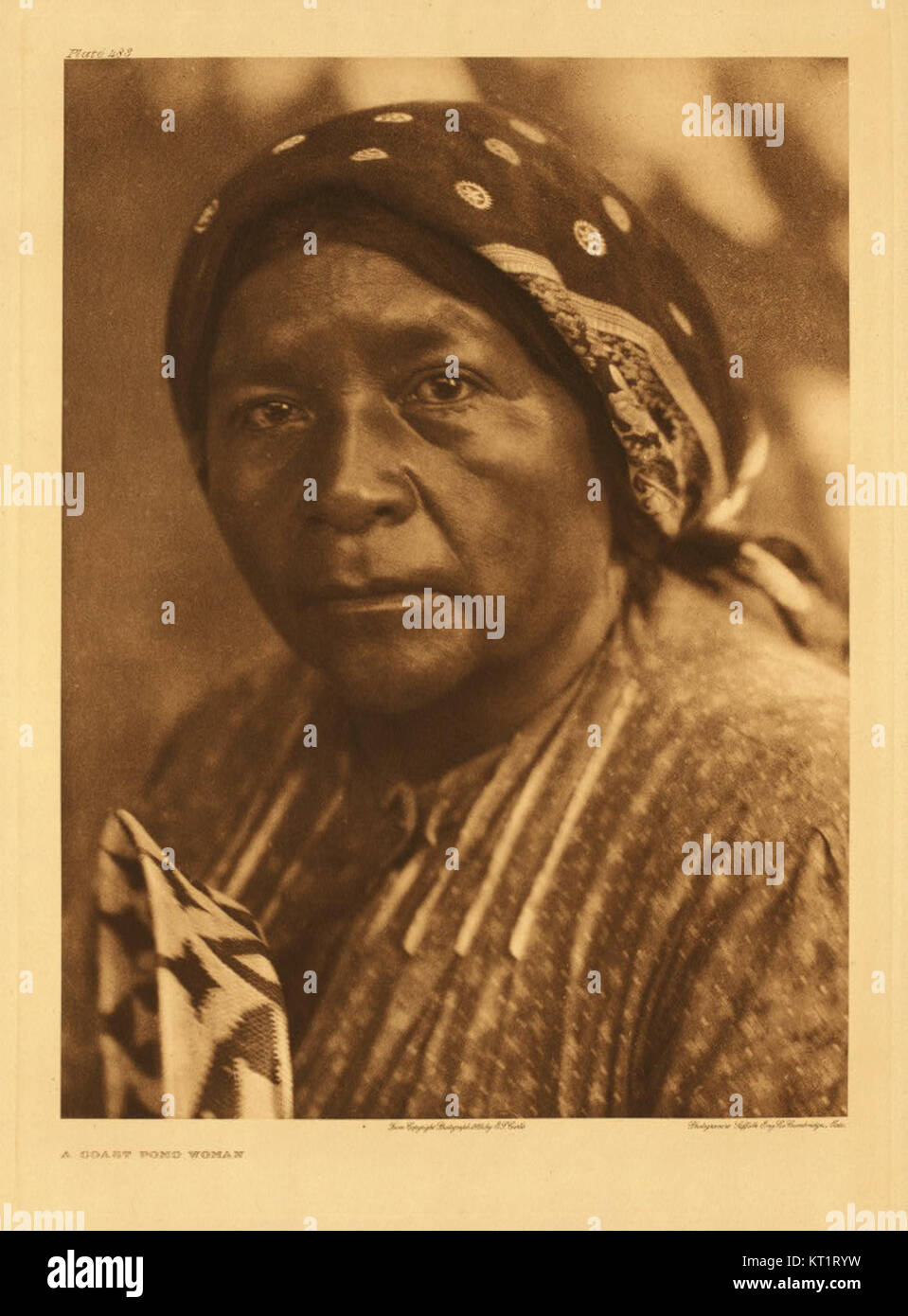 Questa immagine fa parte della Edward S. Curtis Collection, incentrata sulle culture dei nativi americani. Curtis è stato un fotografo pionieristico le cui opere hanno catturato la vita quotidiana e le tradizioni dei popoli indigeni in Nord America durante l'inizio del XX secolo. Foto Stock