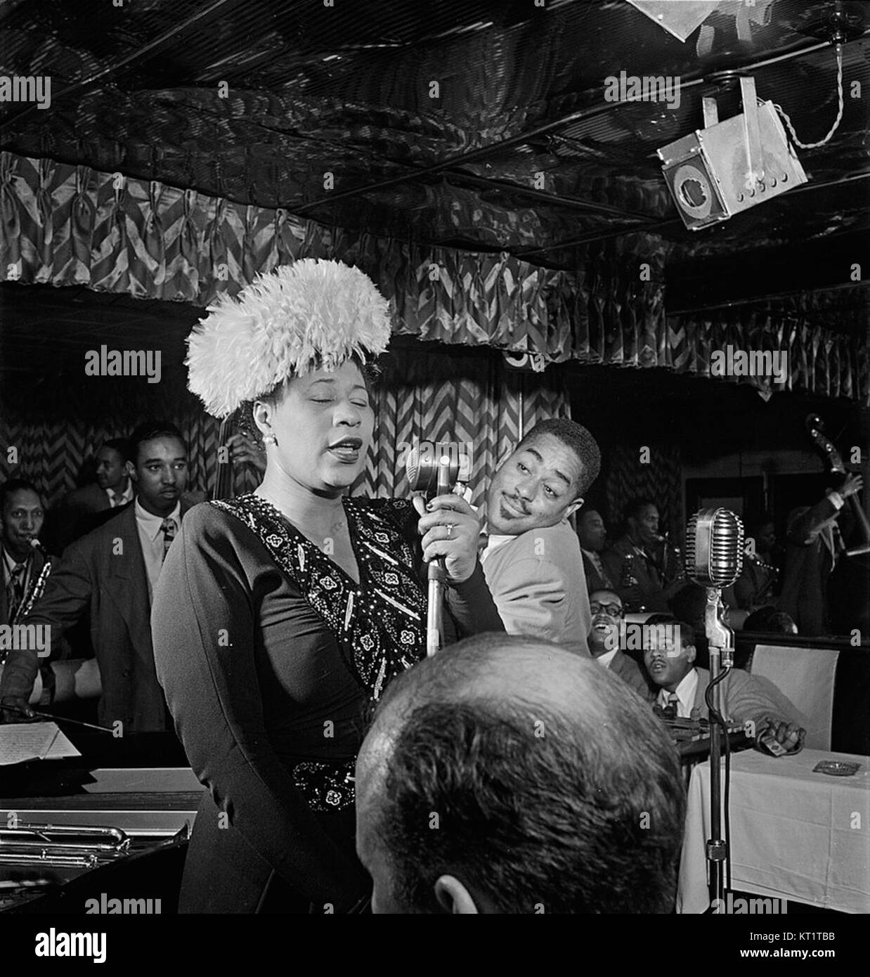 Ella Fitzgerald, una leggendaria cantante jazz, viene catturata qui nel settembre 1947, conosciuta per la sua eccezionale voce e i suoi contributi musicali alla storia del jazz e della musica pop americana. Foto Stock