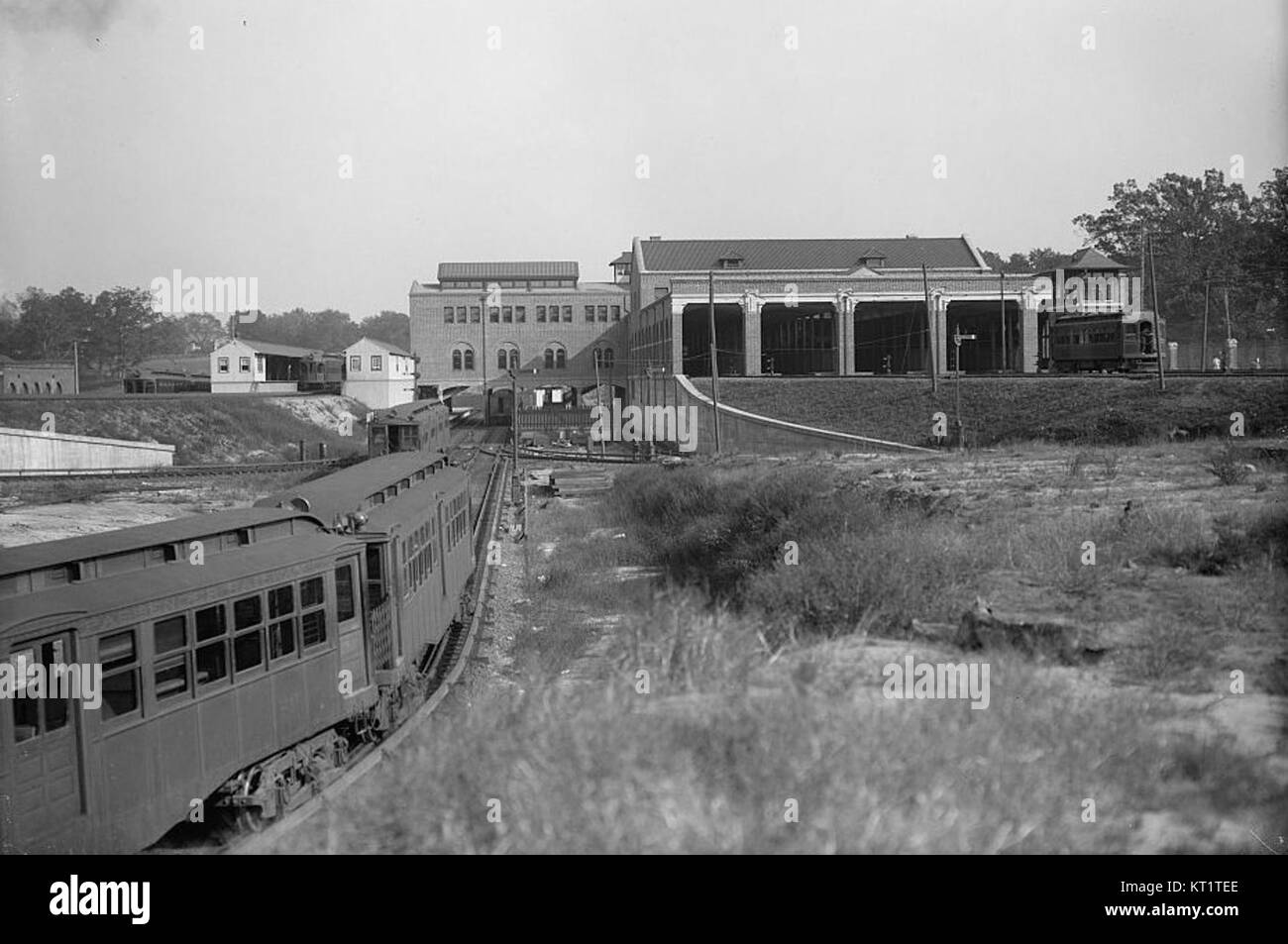Questa immagine mostra la vista posteriore e la rotazione del 69th Street Terminal, catturando il layout e la struttura del terminal dei trasporti. Riflette il ruolo del terminalâ nel transito e nella progettazione delle infrastrutture circostanti. Foto Stock