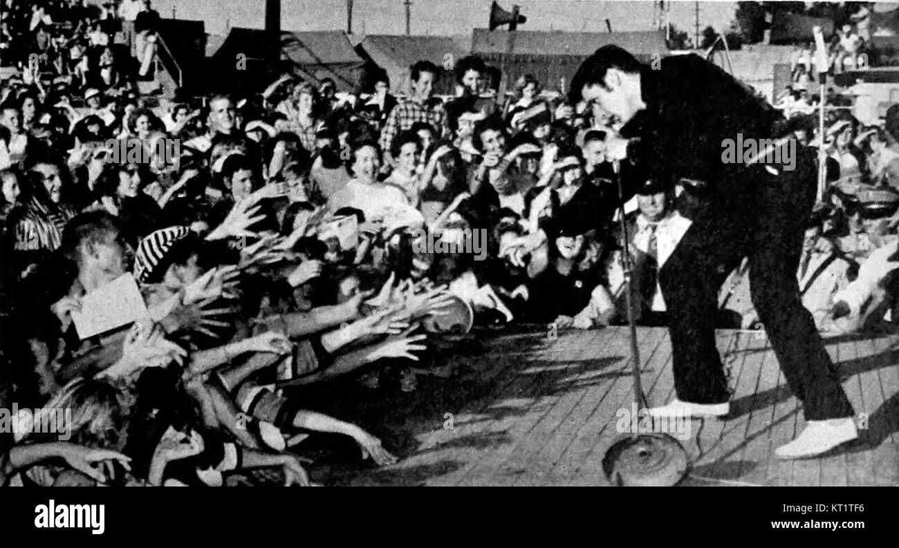 Questa iconica fotografia del 1957 di Elvis Presley, originariamente pubblicata sulla rivista TV radio Mirror, cattura il Re del Rock and Roll durante i suoi anni di punta alla fine degli anni '1950 Foto Stock