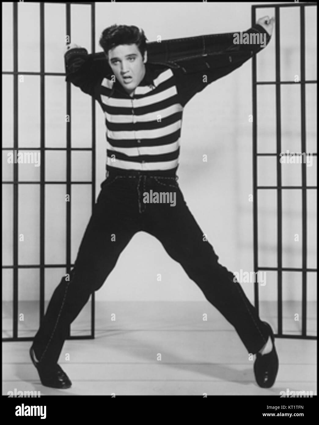 Un'immagine promozionale relativa a *Jailhouse Rock*, un film del 1957 con protagonista Elvis Presley. L'immagine mostra i momenti iconici di questo famoso film. Foto Stock