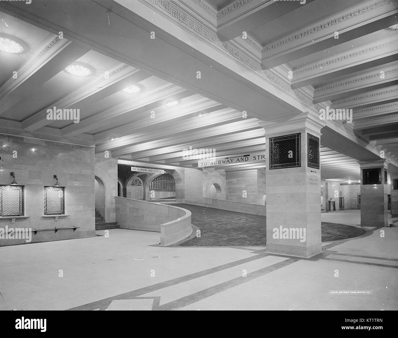 Questa immagine raffigura l'ingresso all'atrio suburbano del Grand Central Terminal di New York City, che mostra la grandiosità architettonica di questo iconico centro di trasporti. Foto Stock