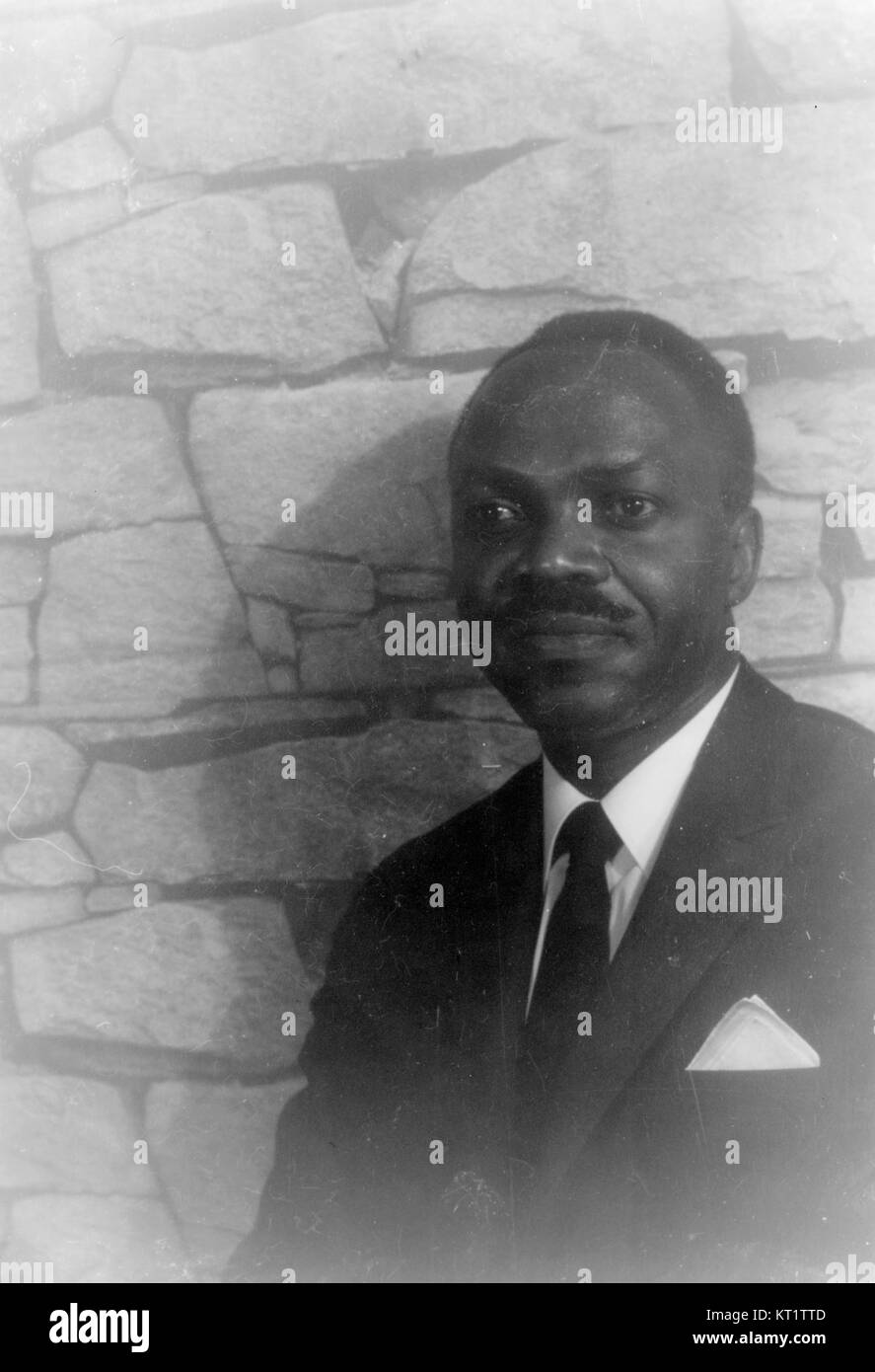 ER Braithwaite era un notevole scrittore ed educatore, meglio conosciuto per il suo libro *to Sir, with Love*. Le sue opere si concentrano sui temi della razza, dell'istruzione e della giustizia sociale, con particolare enfasi sulle sfide affrontate dalle comunità minoritarie nel Regno Unito. Foto Stock