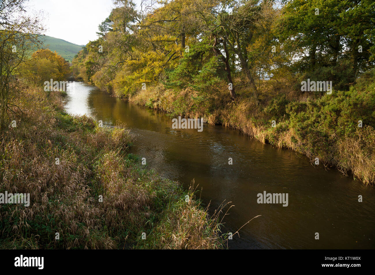 Fiume Leven uscente dal Loch Leven Fife Scozia. Foto Stock