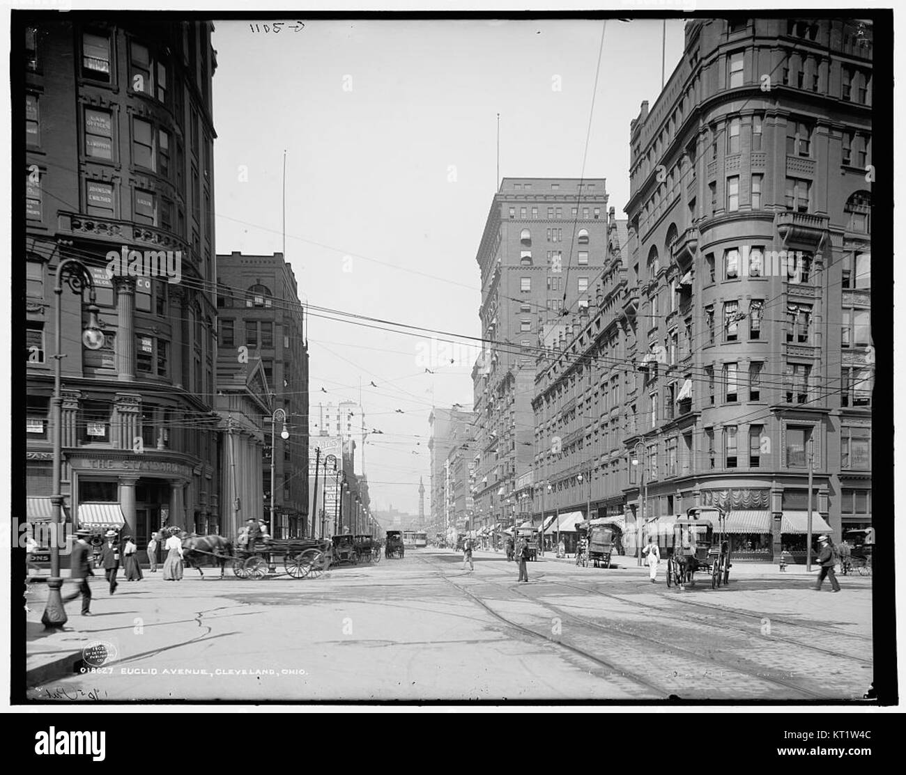 Questa fotografia dell'inizio del XX secolo cattura Euclid Avenue, una strada importante di Cleveland, Ohio, intorno al 1905. L'immagine offre uno sguardo sullo sviluppo dei centri urbani negli Stati Uniti durante questo periodo, mostrando l'architettura e la vivace vita cittadina. Foto Stock
