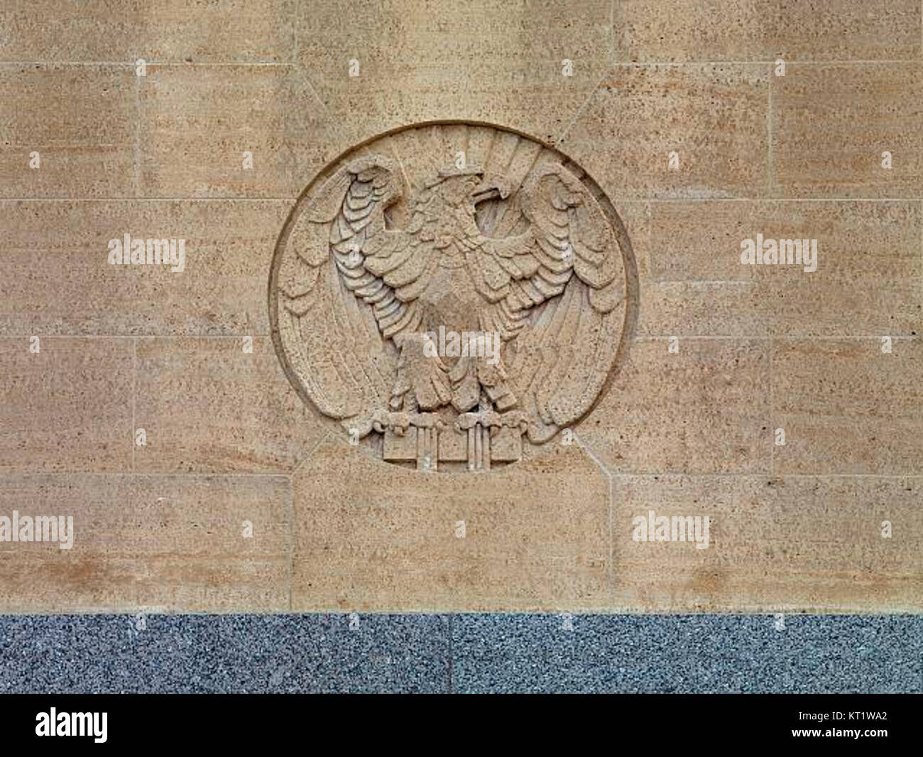 Il tribunale degli Stati Uniti di Davenport, Iowa, presenta un esterno dettagliato con elementi architettonici neoclassici. Il tribunale funge da importante edificio legale e civico nella regione. Foto Stock