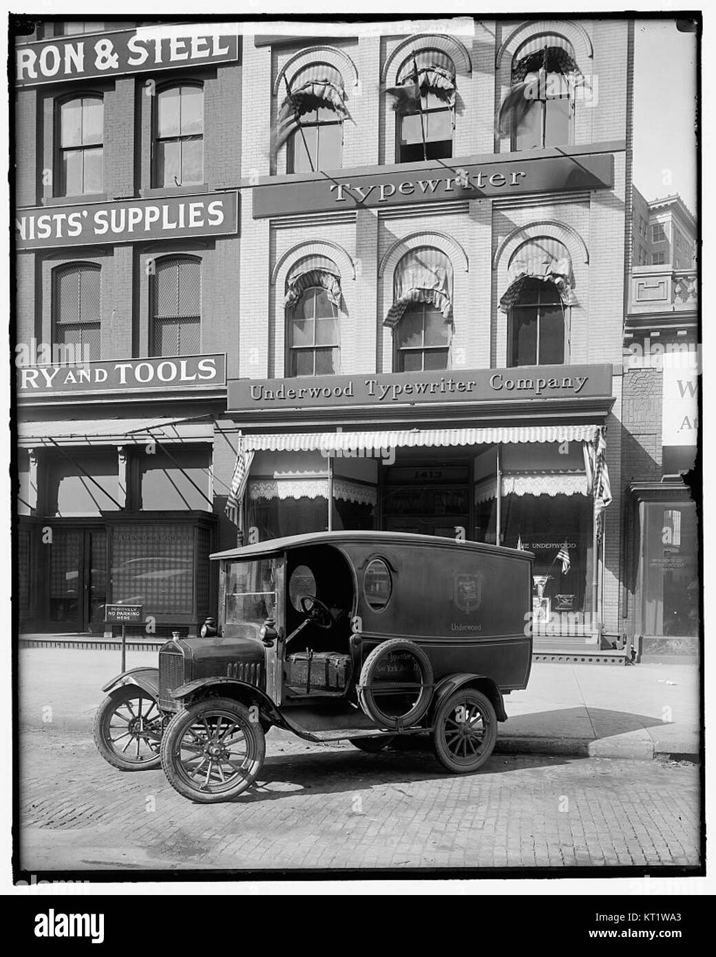 La Underwood Typewriter Company fu un importante produttore americano di macchine da scrivere, noto per i suoi modelli iconici e contributi alle attrezzature per ufficio all'inizio del XX secolo. Il design esterno di queste macchine da scrivere è notevole per il suo aspetto distintivo. Foto Stock