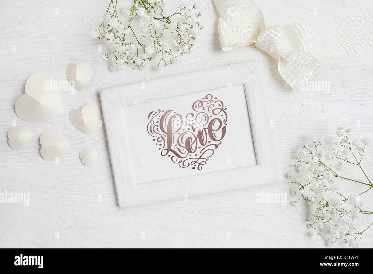 Il telaio in legno con la scritta amore card per il giorno di San Valentino in stile rustico con posto per il vostro testo, Piana, laici top view photo. Foto Stock