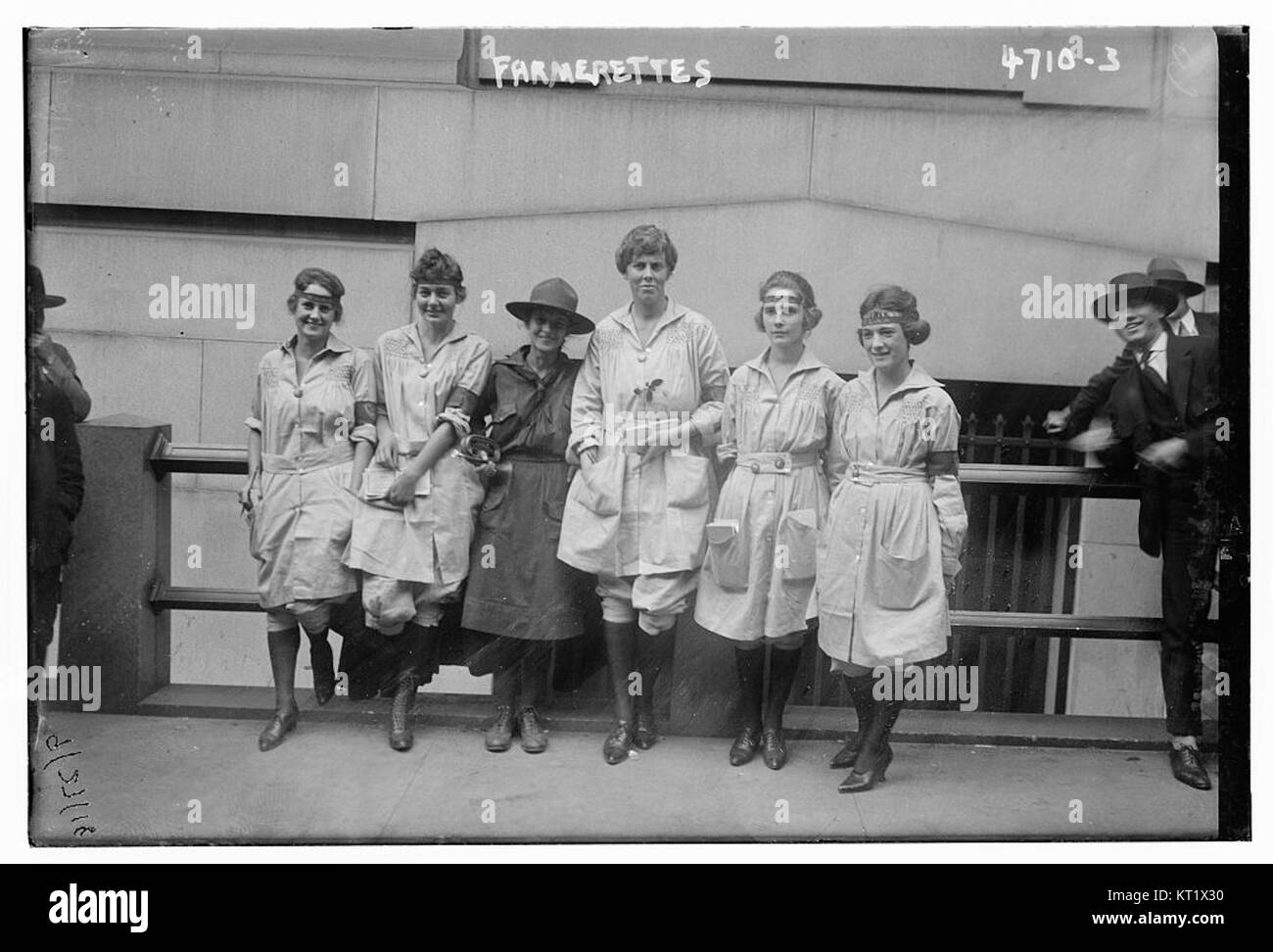 Le Farmerettes erano donne che lavoravano in agricoltura, in particolare durante la guerra, assumendo ruoli tradizionalmente detenuti dagli uomini. I loro contributi erano vitali per la produzione alimentare e lo sforzo bellico, fornendo il lavoro necessario alle aziende agricole. Foto Stock