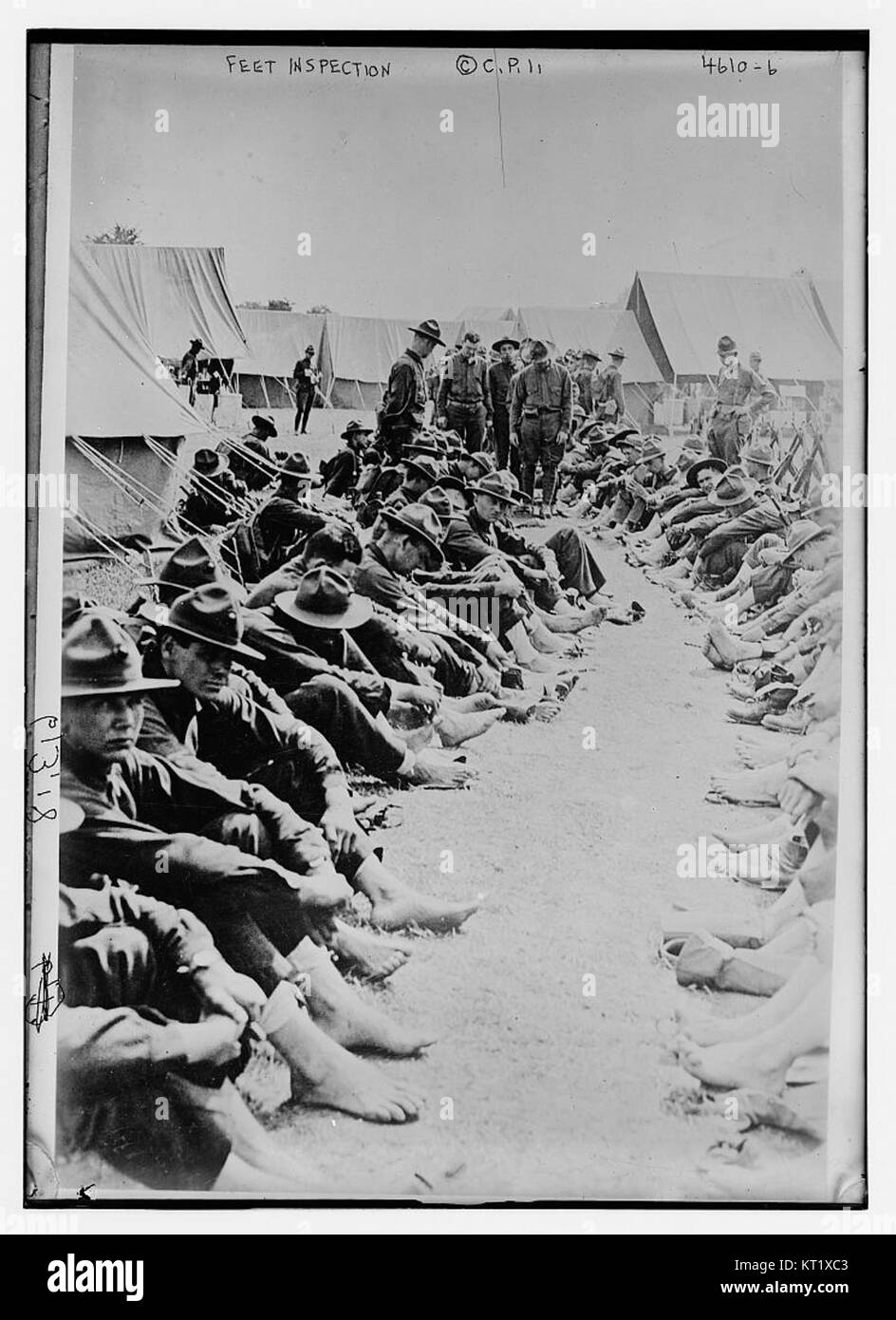 L'ispezione dei piedi è il processo di esame delle condizioni dei piedi per scopi medici o sanitari. Può essere utilizzato per identificare problemi come condizioni cutanee, problemi di circolazione o altre anomalie. Foto Stock