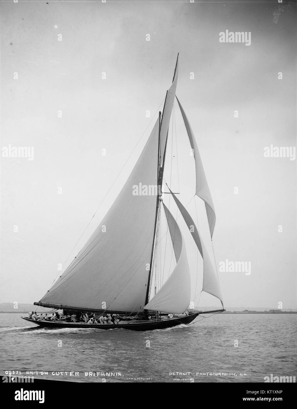 Il rater di prima classe Britannia è una nave storica che servì come yacht reale. Noto per il suo design sontuoso e la forte associazione con la monarchia britannica, ha svolto un ruolo significativo nei viaggi reali e negli eventi statali. Foto Stock