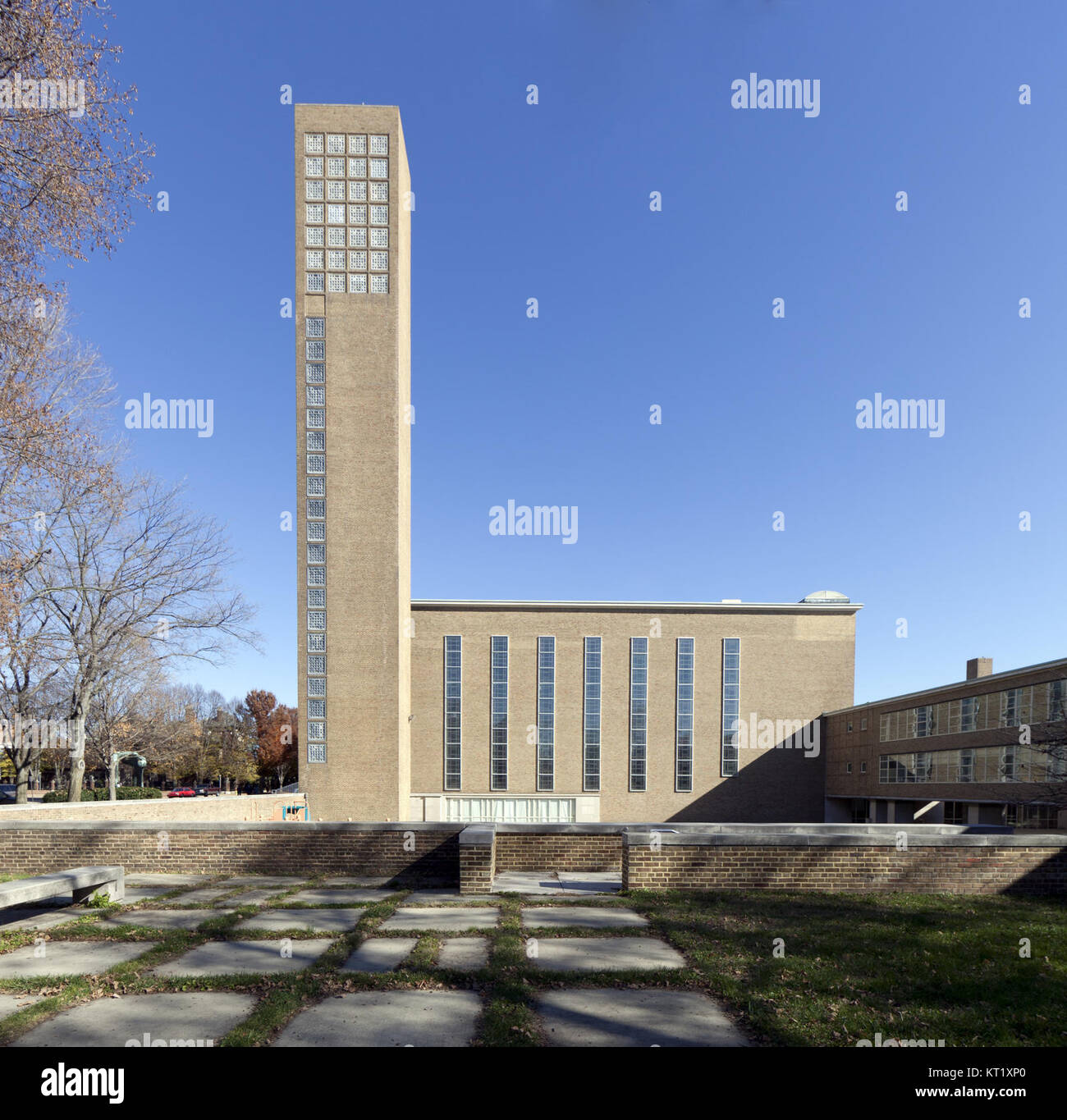 La prima chiesa cristiana di Columbus, Indiana, è un monumento architettonico progettato da Eero Saarinen. Il suo design moderno e la sua posizione prominente lo rendono un notevole esempio di architettura della chiesa americana della metà del XX secolo, evidenziando sia la funzionalità che l'innovazione estetica. Foto Stock