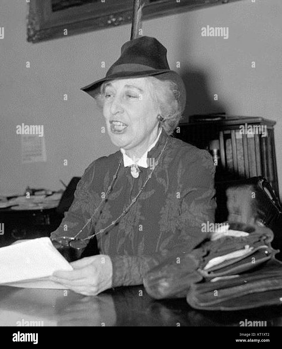 La prima donna membro del Congresso protesta contro il previsto aumento delle forze armate della nazione, segnando un significativo momento politico nella storia. Foto Stock