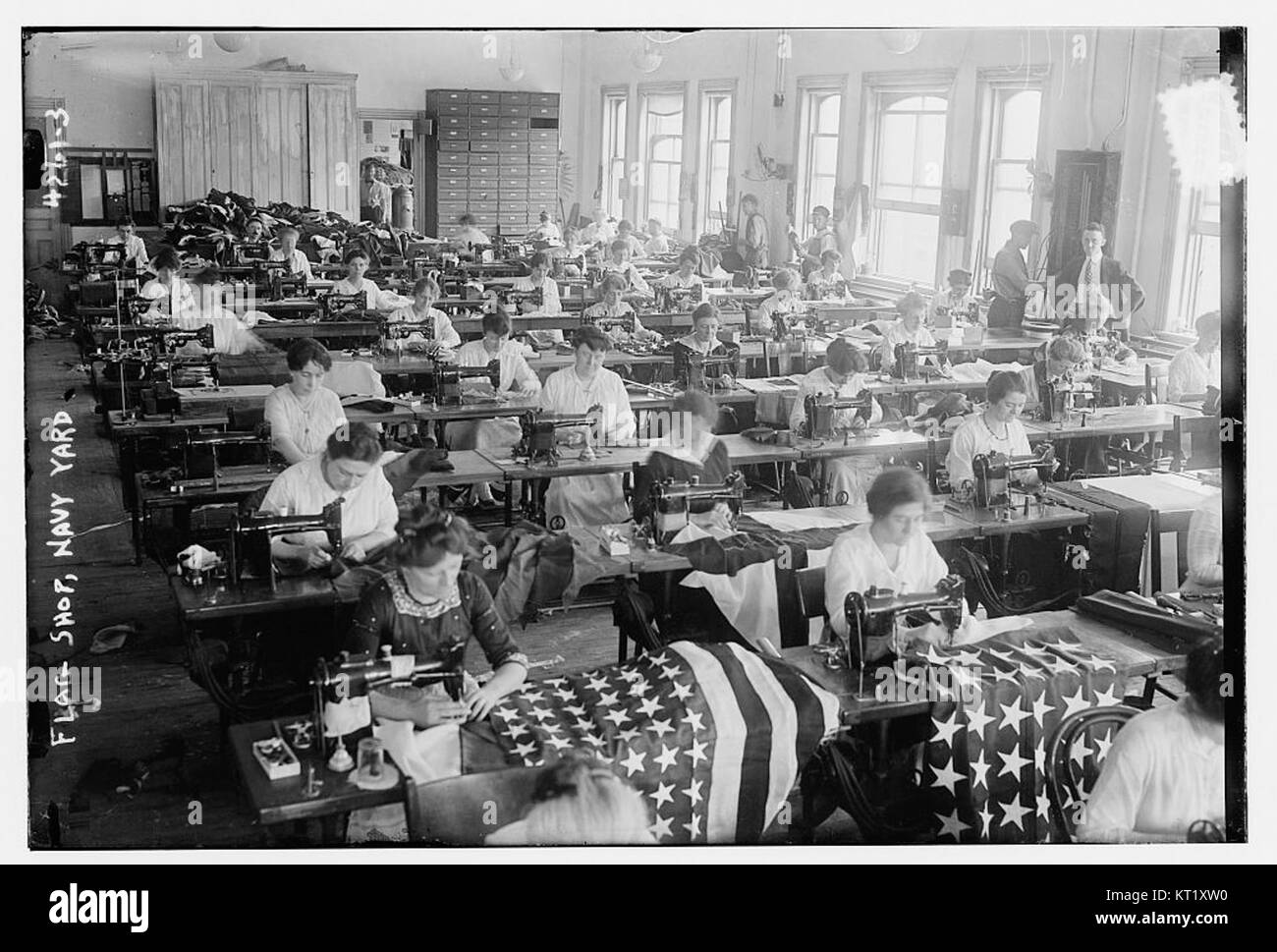 Il Flag Shop presso il Navy Yard, operativo all'inizio del XX secolo, serviva come fornitore di bandiere e altri materiali patriottici. Il Navy Yard fu un importante sito per la storia navale e la produzione di forniture militari. Foto Stock