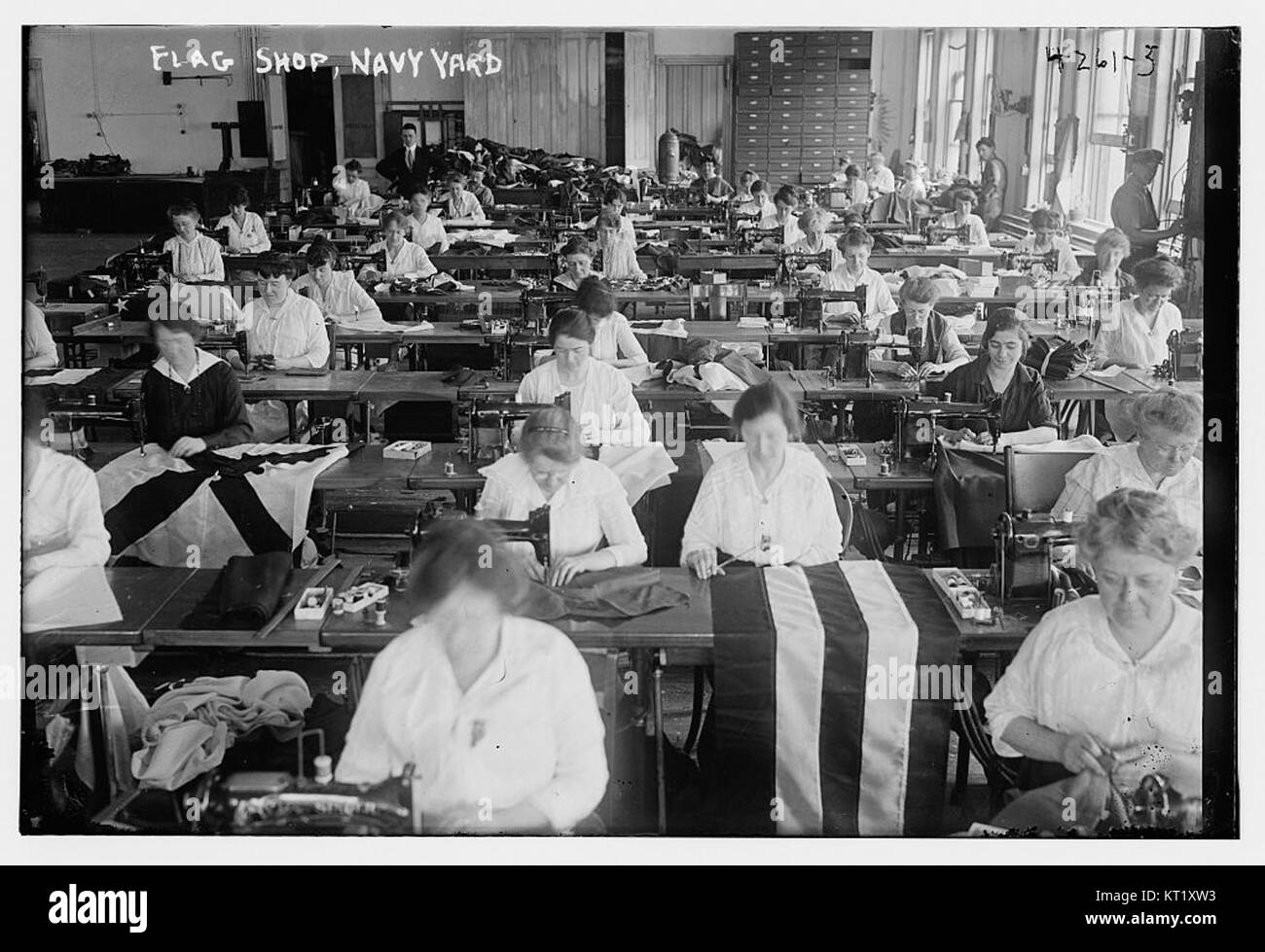 Questa immagine raffigura un negozio di bandiere situato vicino a un cantiere navale, che riflette il legame del shopâ con la storia militare e il suo ruolo nella fornitura di bandiere per eventi militari e patriottici. Il negozio è probabilmente legato alla comunità e al patrimonio del Navy Yard. Foto Stock