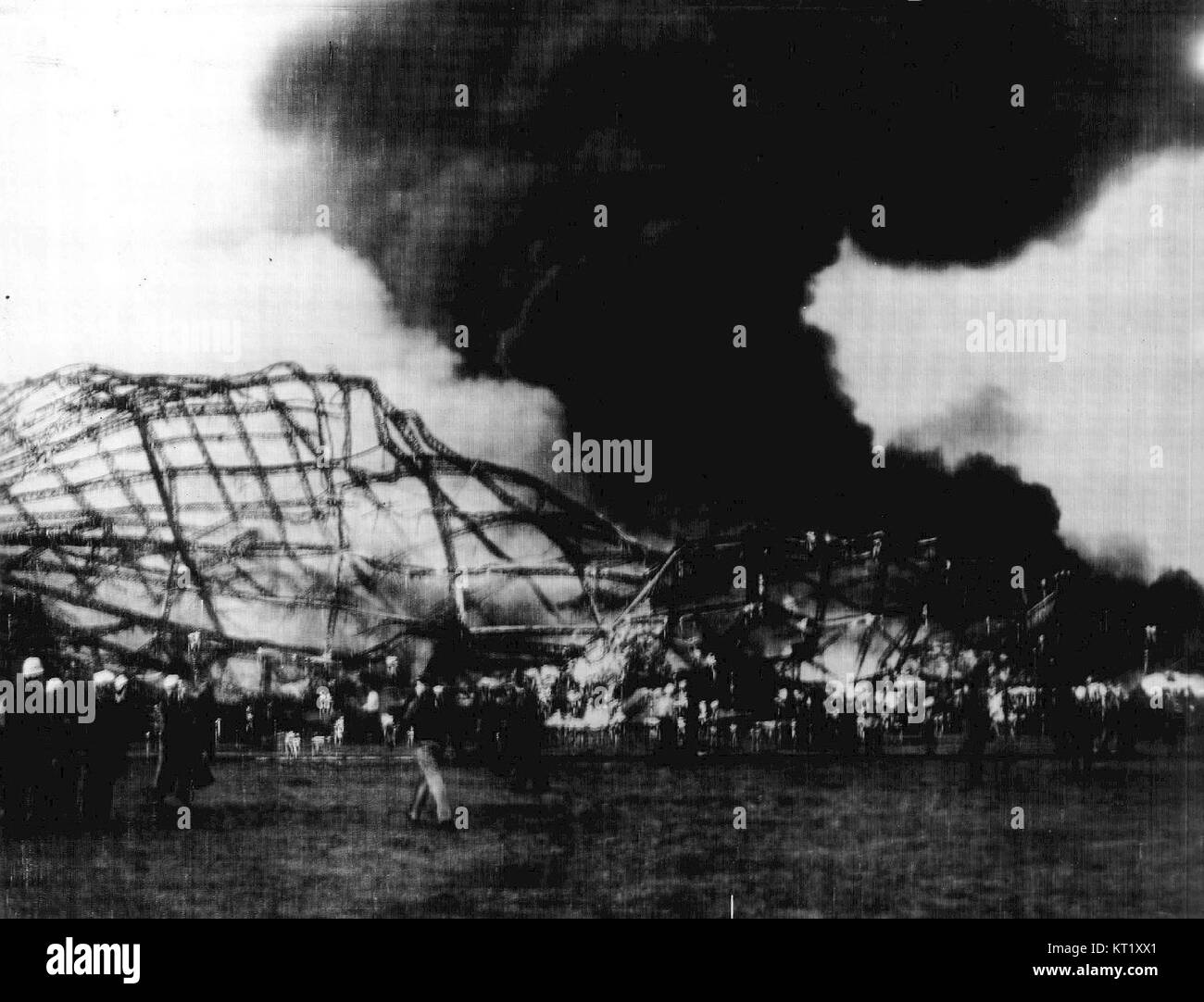 Il relitto fiammeggiante dell'Hindenburg, un dirigibile passeggeri tedesco, dopo il tragico incidente del 1937, è una delle immagini più iconiche della storia dell'aviazione. Foto Stock