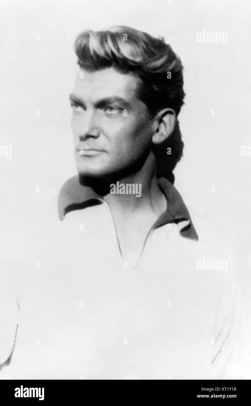 Una straordinaria fotografia di Jean Marais, il famoso attore francese, scattata da Carl Van Vechten nel 1949. L'immagine esemplifica la fotografia ritrattistica della metà del XX secolo, mostrando il look iconico e la statura artistica di Marais. Foto Stock