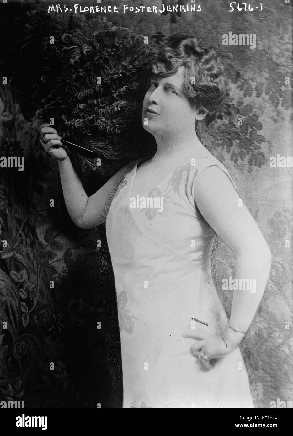 Florence Foster Jenkins era un soprano statunitense, dilettante e socialita, che divenne famosa per le sue scarse capacità vocali e la mancanza di abilità musicale. Nonostante ciò, ha ottenuto un seguito di culto per le sue esibizioni ed è stata una figura di spicco nella scena culturale di New York all'inizio del XX secolo. Foto Stock