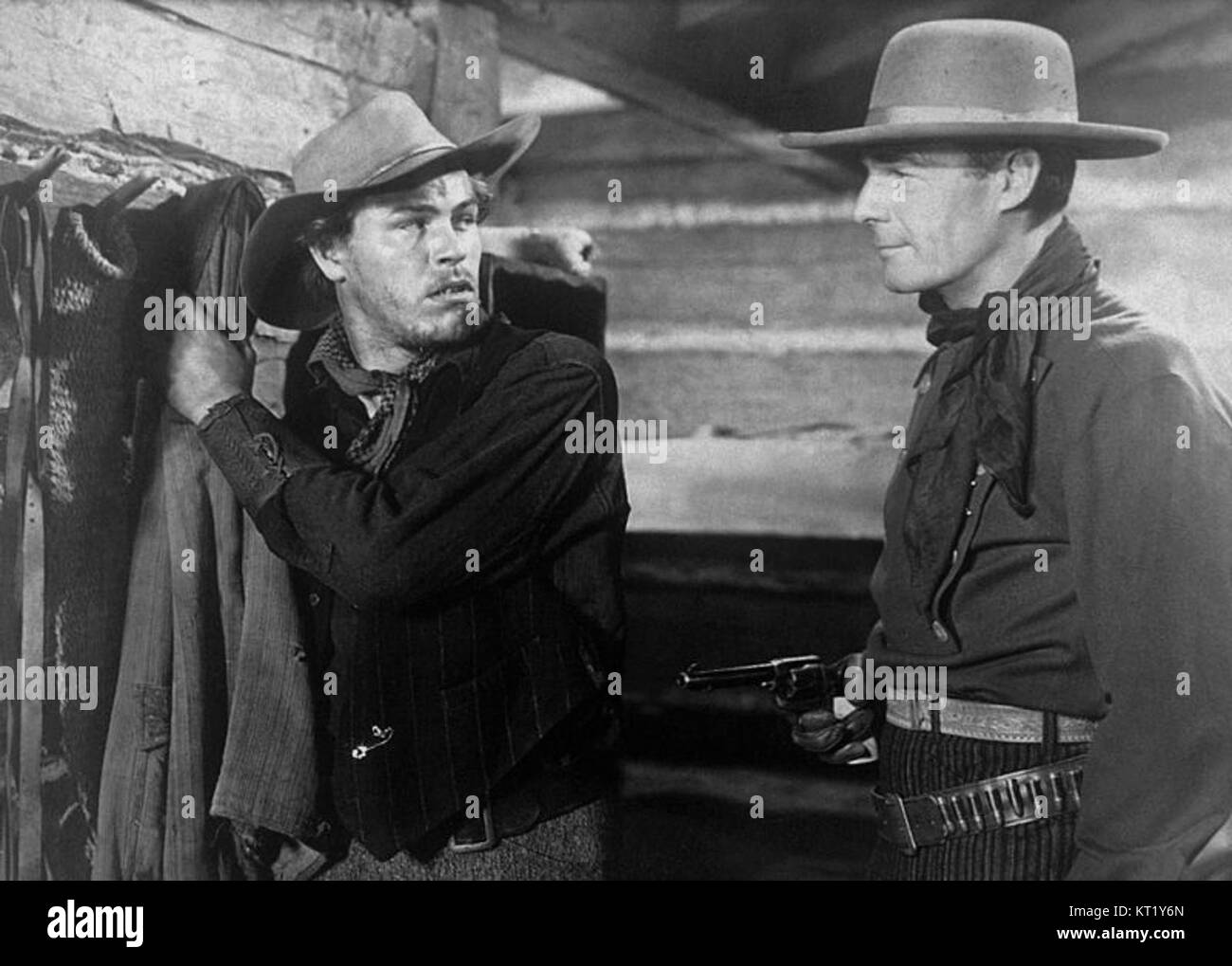 Una scena del film del 1946 "Abilene Town", che raffigura la frontiera americana e le lotte delle forze dell'ordine in una piccola città occidentale. Il film mostra le sfide di sostenere la giustizia in un ambiente senza legge. Foto Stock
