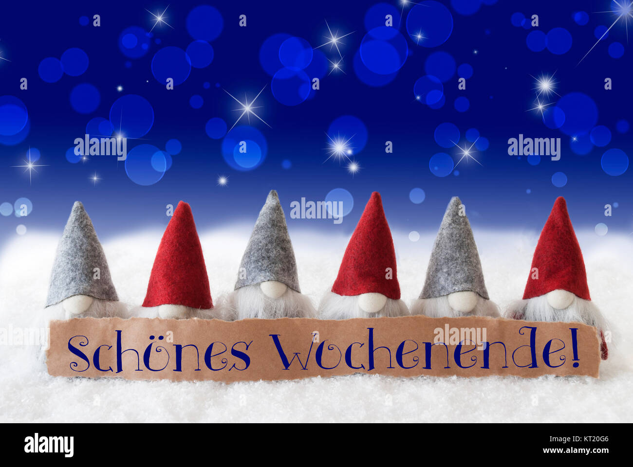 Etichetta con testo tedesco Schoenes Wochenende significa Happy Weekend. Natale biglietto di auguri con gnomi. Vini spumanti Bokeh di fondo e di sfondo blu con neve e stelle. Foto Stock