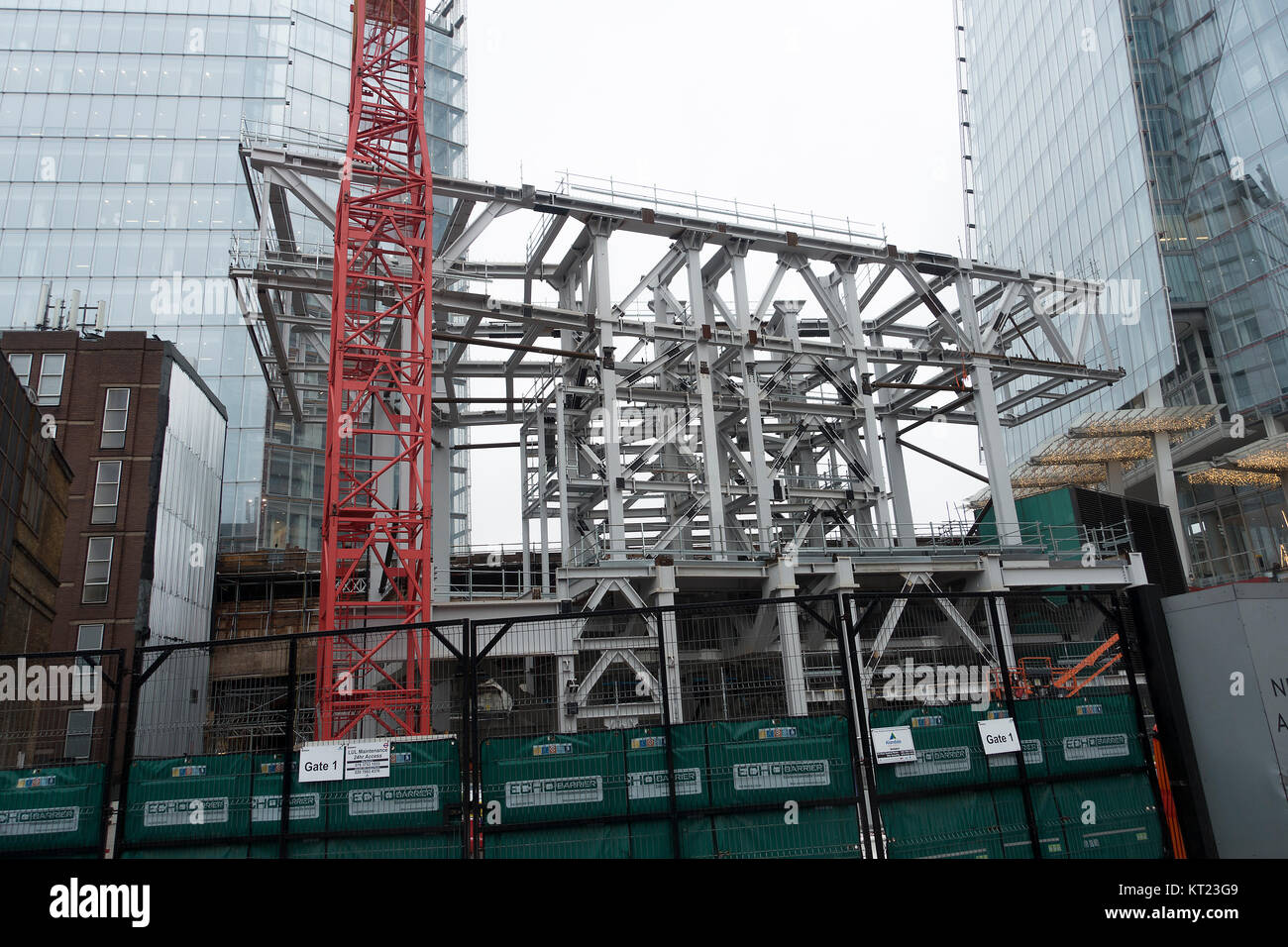 Il quadro di acciaio di un nuovo blocco di appartamenti e centro commerciale accanto al grattacielo Shard a Southwark South Bank di Londra Regno Unito Regno Unito Foto Stock