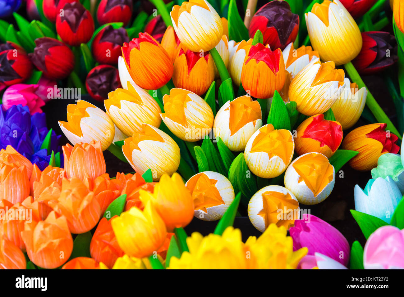 I tulipani in legno negozio di souvenir dipinte in colori vivaci Foto Stock