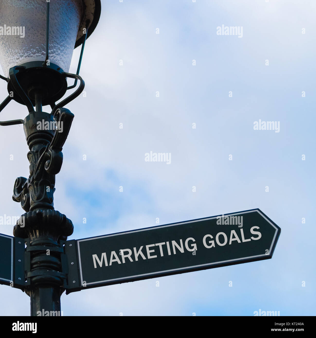 Obiettivi di marketing segno direzionale su guidepost Foto Stock