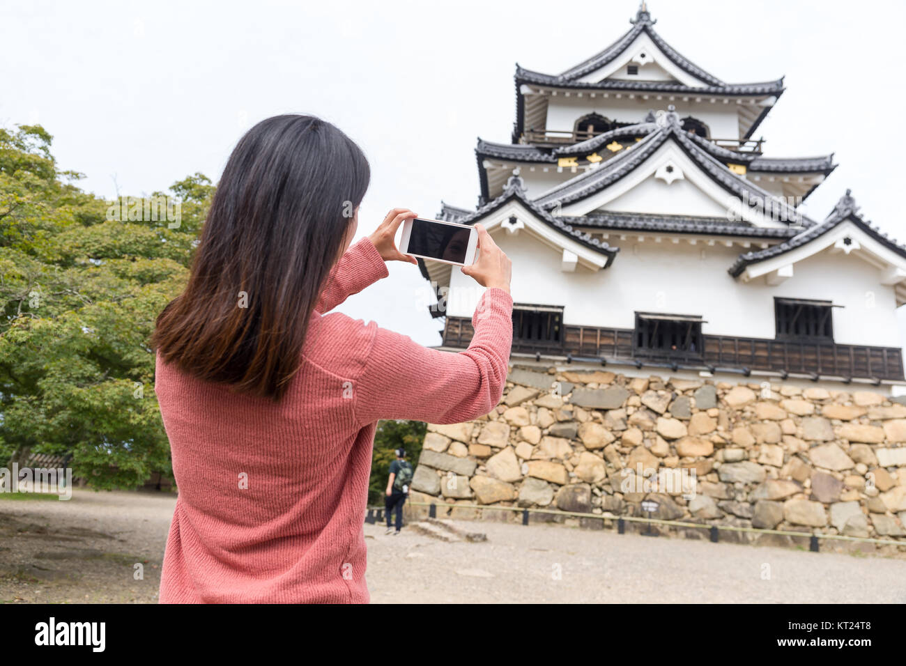 Donna prendendo foto sul castello di Hikone Foto Stock