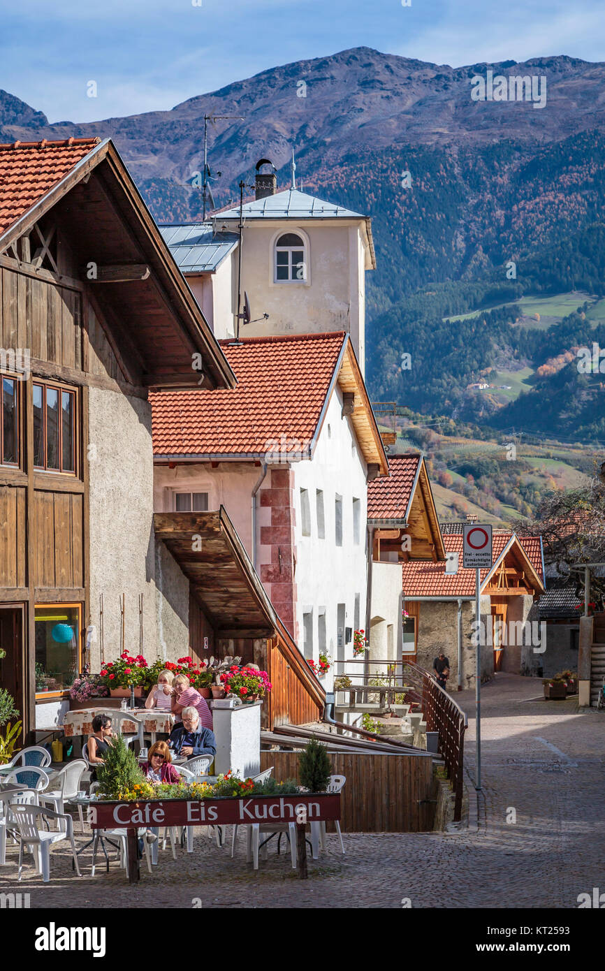 Un ristorante all'aperto Cafe Eis Kuchen nel villaggio di Glorenza Glorenza in Italia, l'Europa. Foto Stock