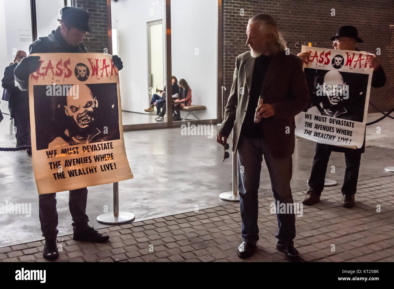 Simon Elmer & Ian osso stand azienda Class War posters all'ingresso del White Cube Gallery che mostra Gilbert & George's "banner" all' interesse di coloro che entrano ed escono dalla Gallery. Foto Stock