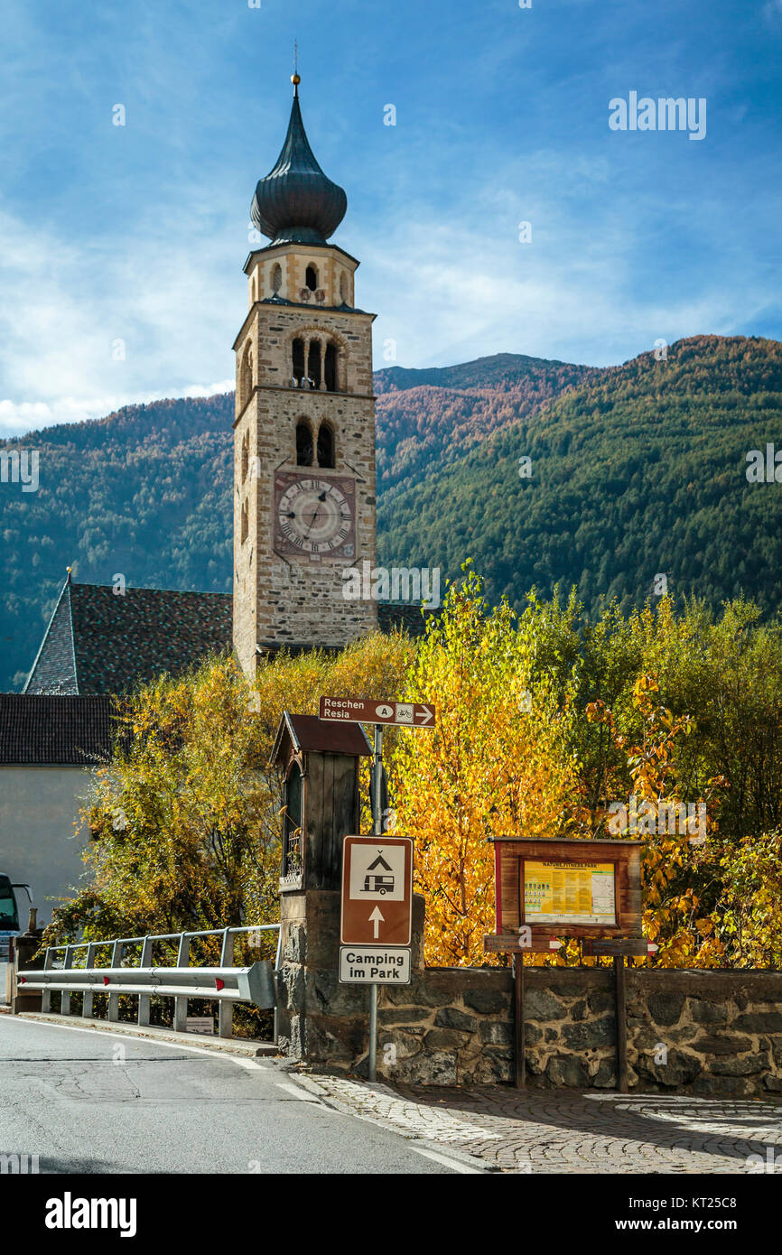 Il villaggio di Glorenza, Glorenza in autunno, Alto Adige, Italia, Europa. Foto Stock