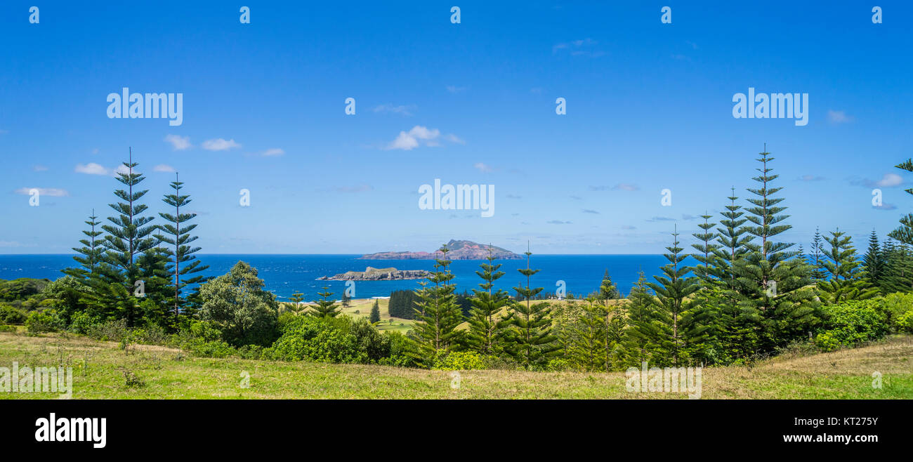 Isola Norfolk, australiano territorio esterno, vista di Nepean Island e Phillip Island da Rooty Hill Road Foto Stock